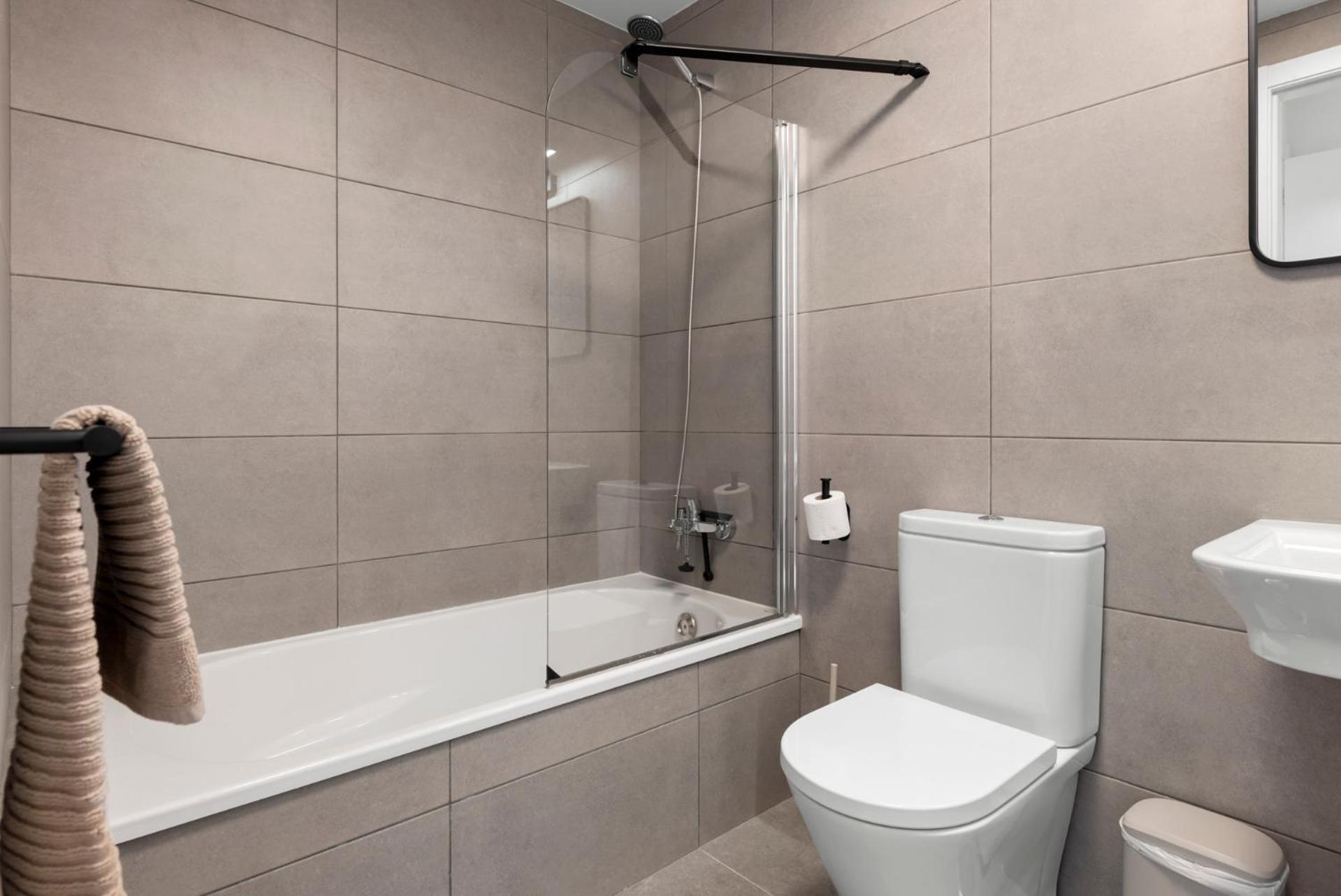 אסטפונה Beautiful 2-Bedroom Apartment Near Center And Beach מראה חיצוני תמונה